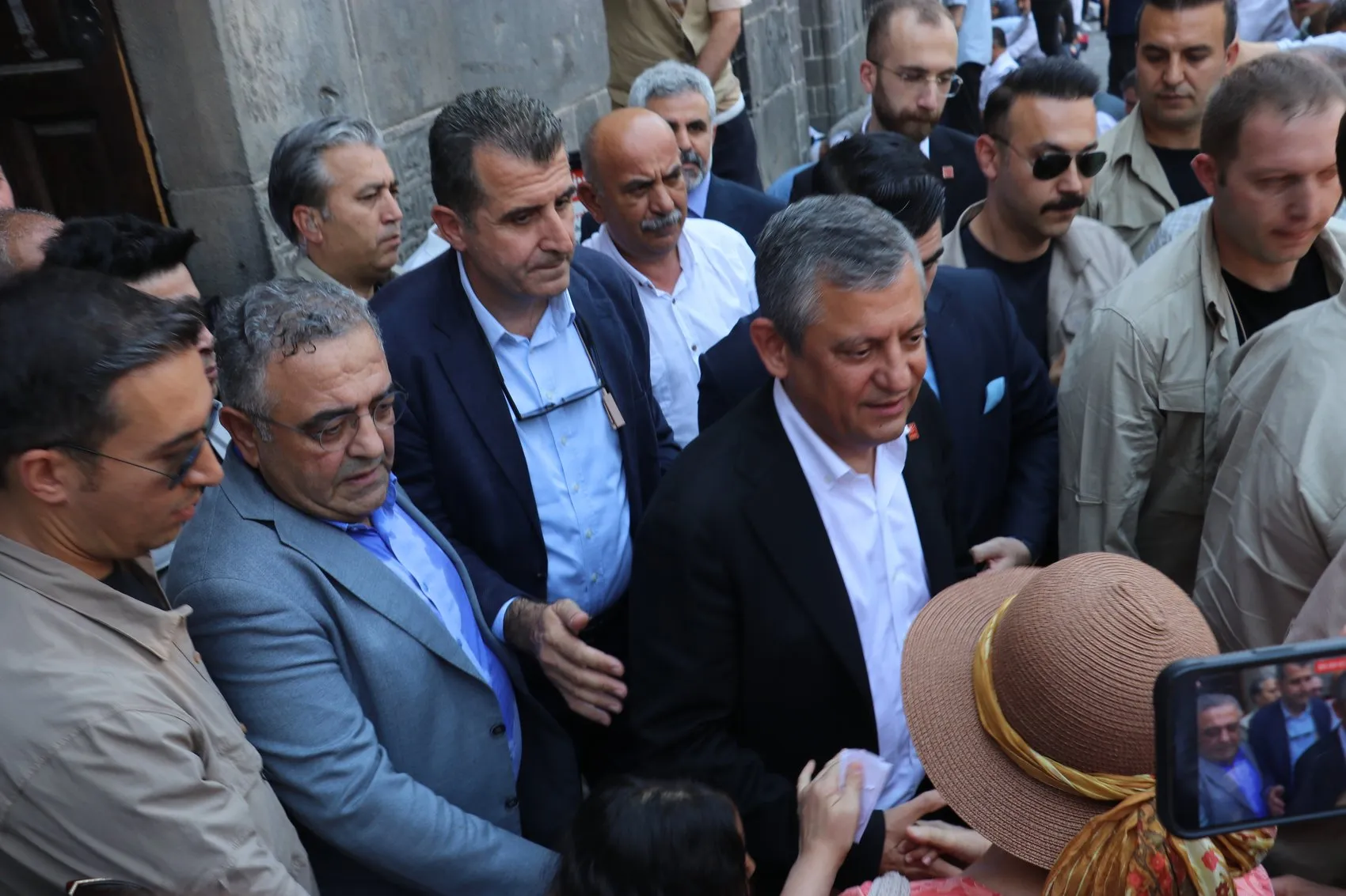 Özgür Özel Diyarbakır'da sokak siyasetini işaret etti