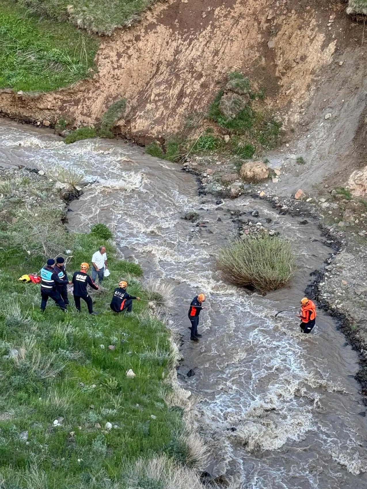 Erzurum'da mantar toplarken derede mahsur kaldılar