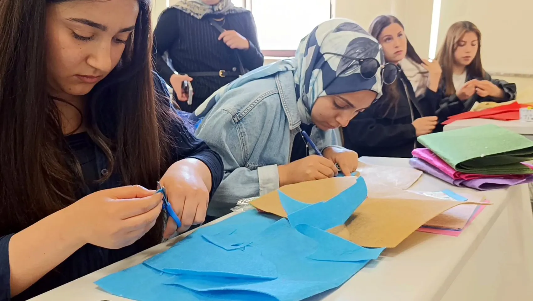 Miniklerin kağıda döktüğü hayaller üniversiteli abla ve abileriyle canlandı