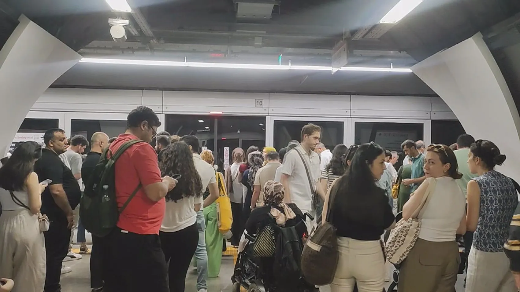 M7 metrosunda arıza ulaşımı kilitledi