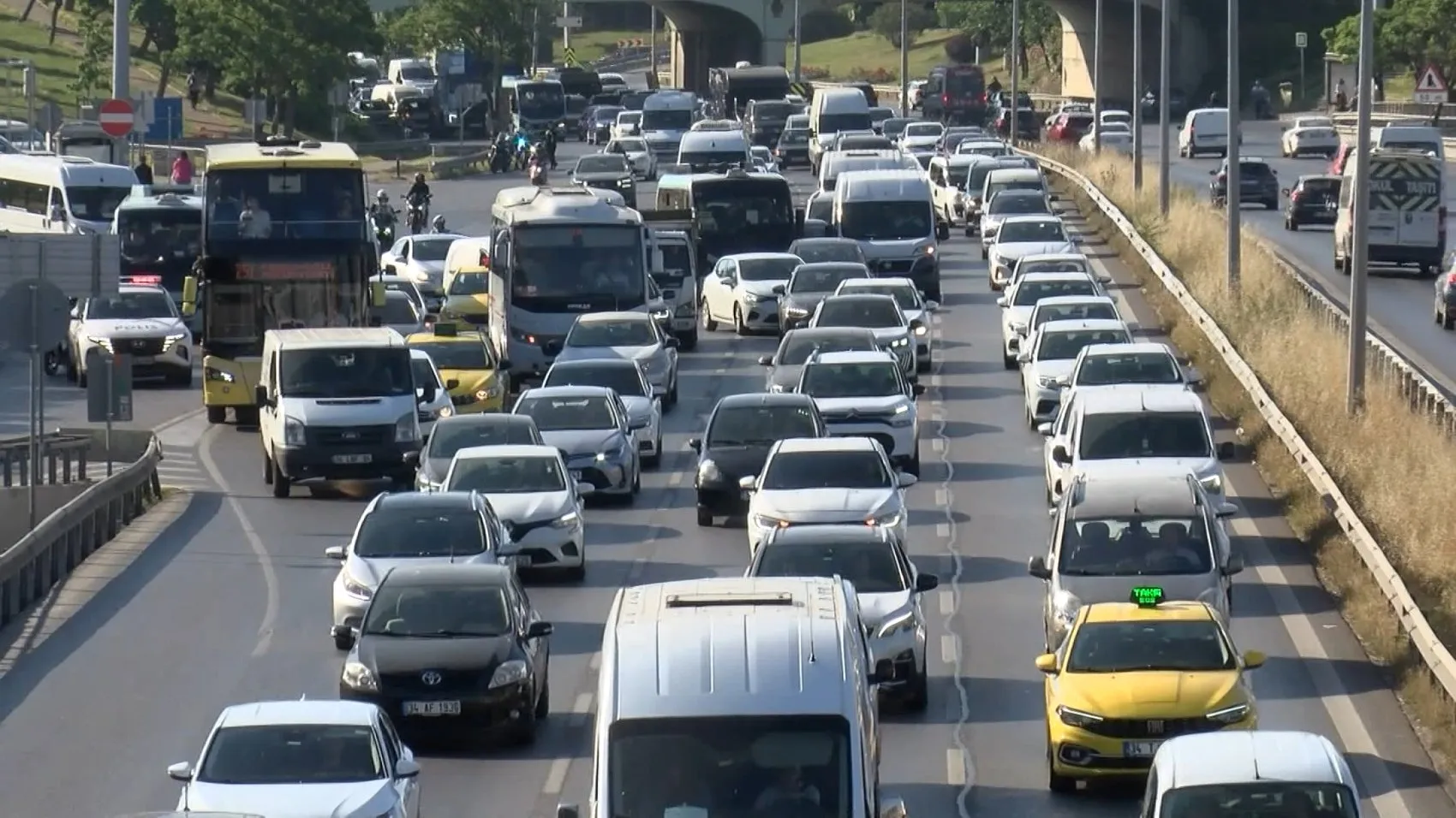 İstanbul trafiği haftaya kilitlenerek başladı