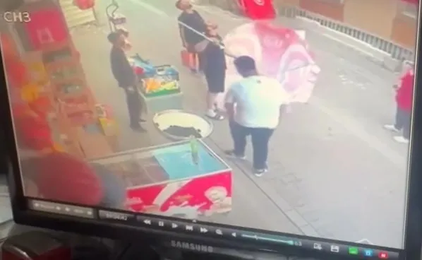 Küçükçekmece'de mucize kurtuluş Yavru kedi 8'inci kattan şemsiyeye düştü