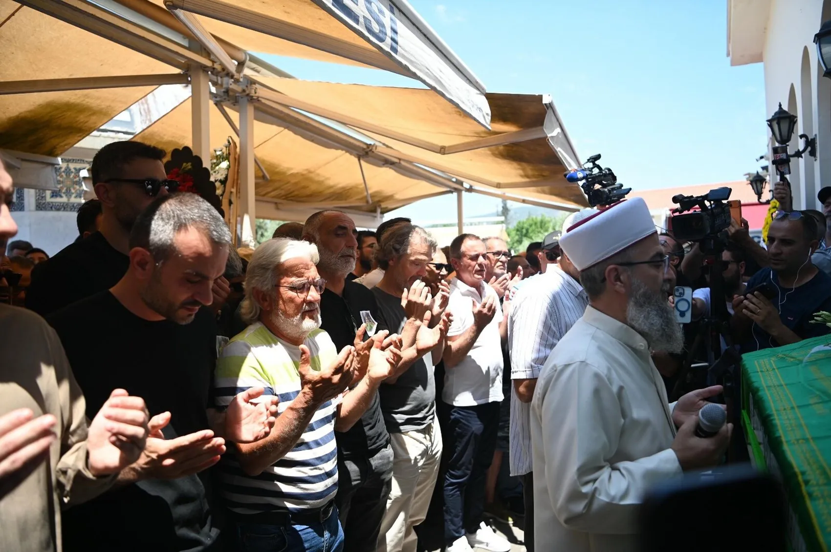 Oyuncu Ece İrtem Kuşadası'nda toprağa verildi