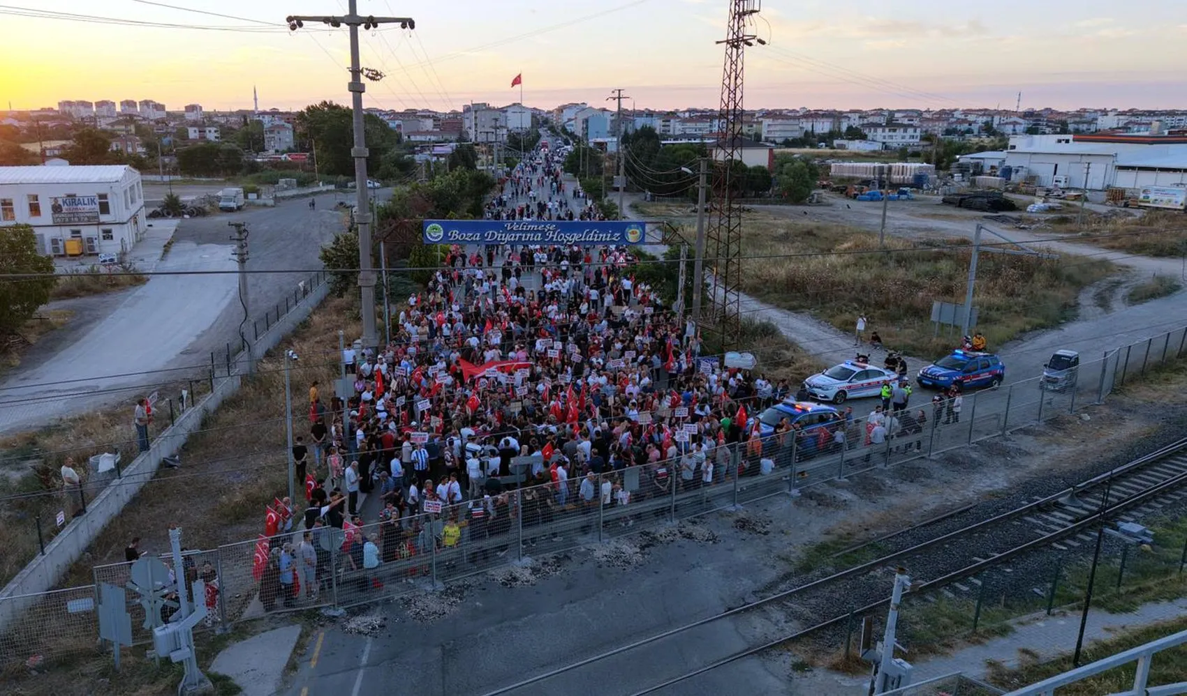 Tekirdağ'da tren kazası sonrası kapatılan geçit mahalleliyi sokağa döktü
