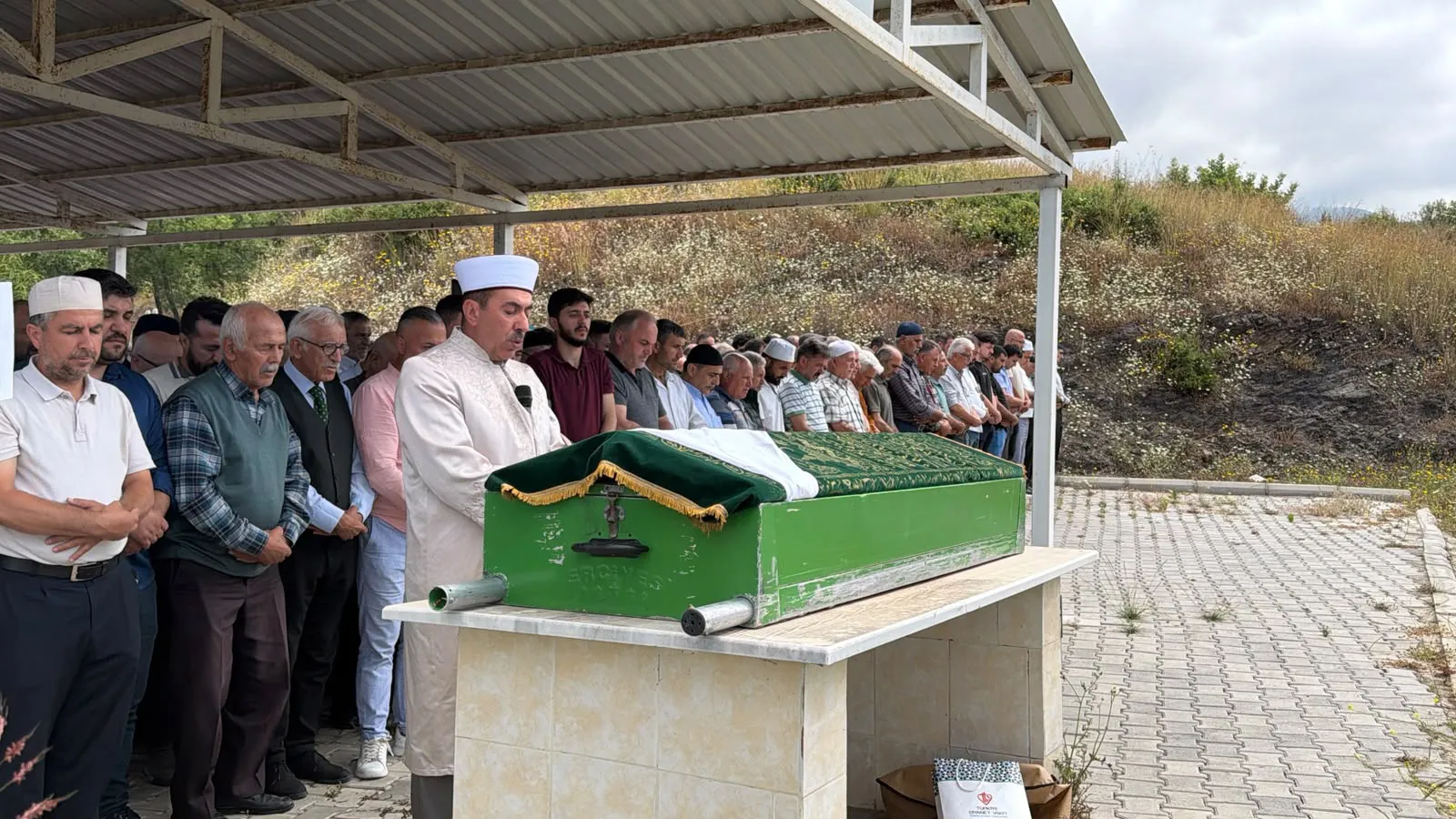 Denizli'deki otobüs kazasında hayatını kaybeden Hayriye Arıkan toprağa verildi