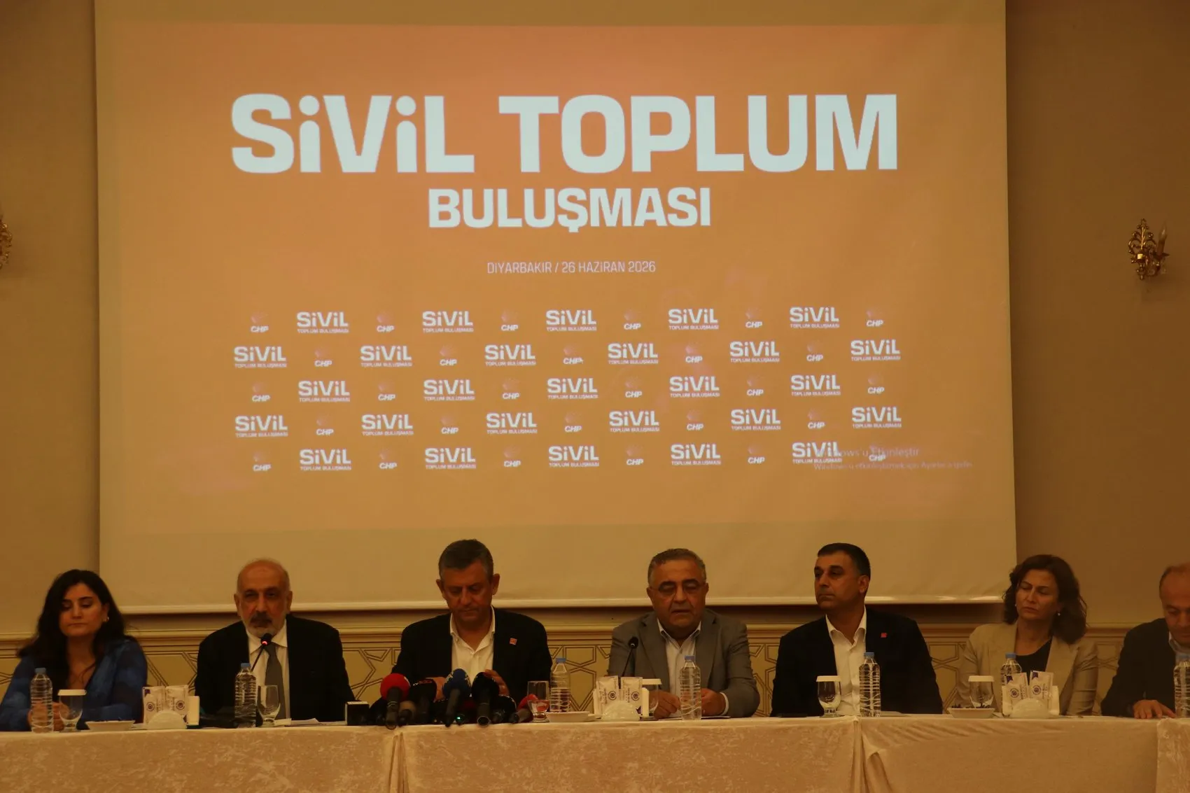 Özgür Özel Diyarbakır ziyaretinde demokrasi vurgusu yaptı