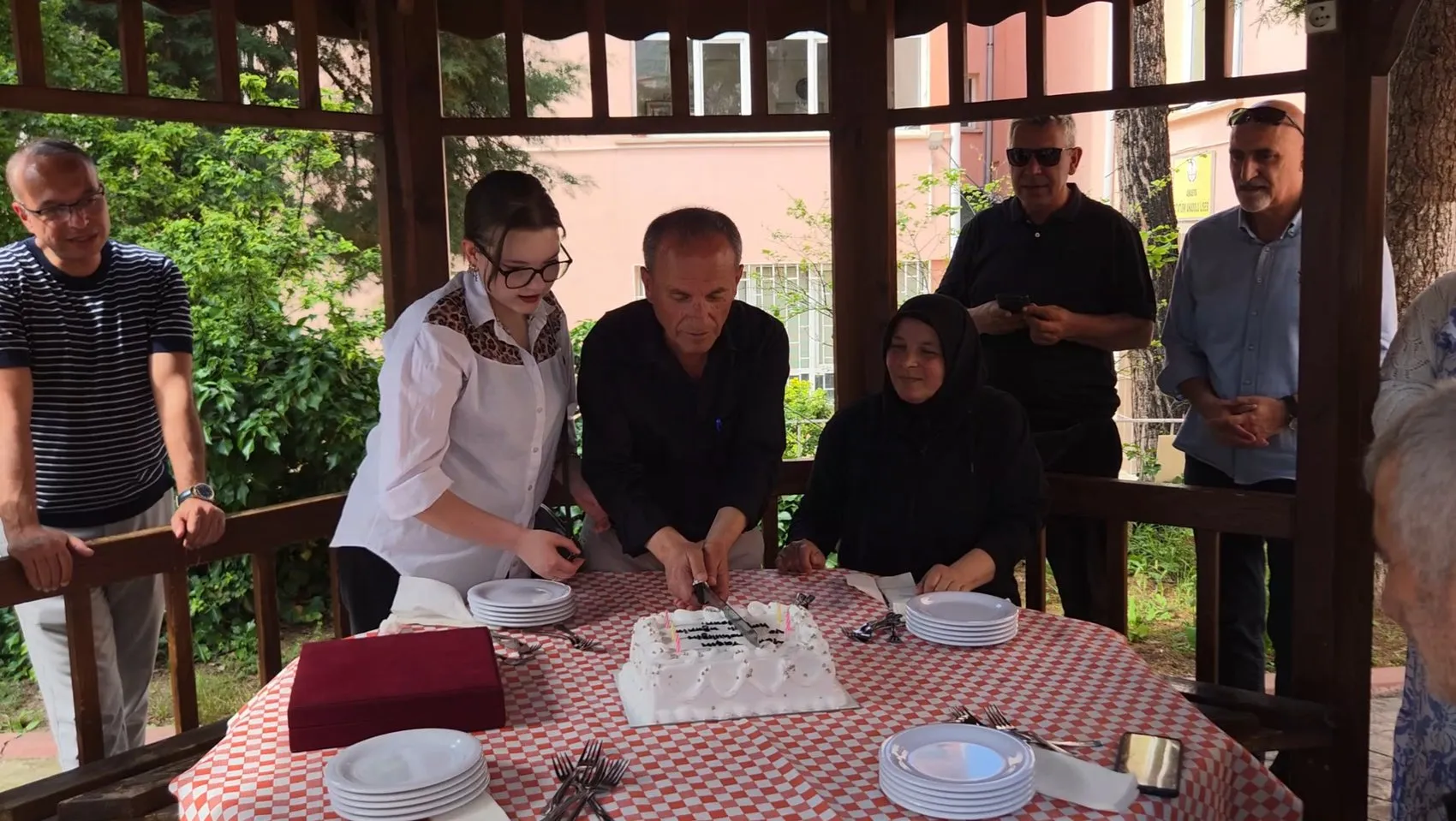 40 yıllık öğretmen okuldan Ferdi Tayfur şarkısıyla emekli oldu