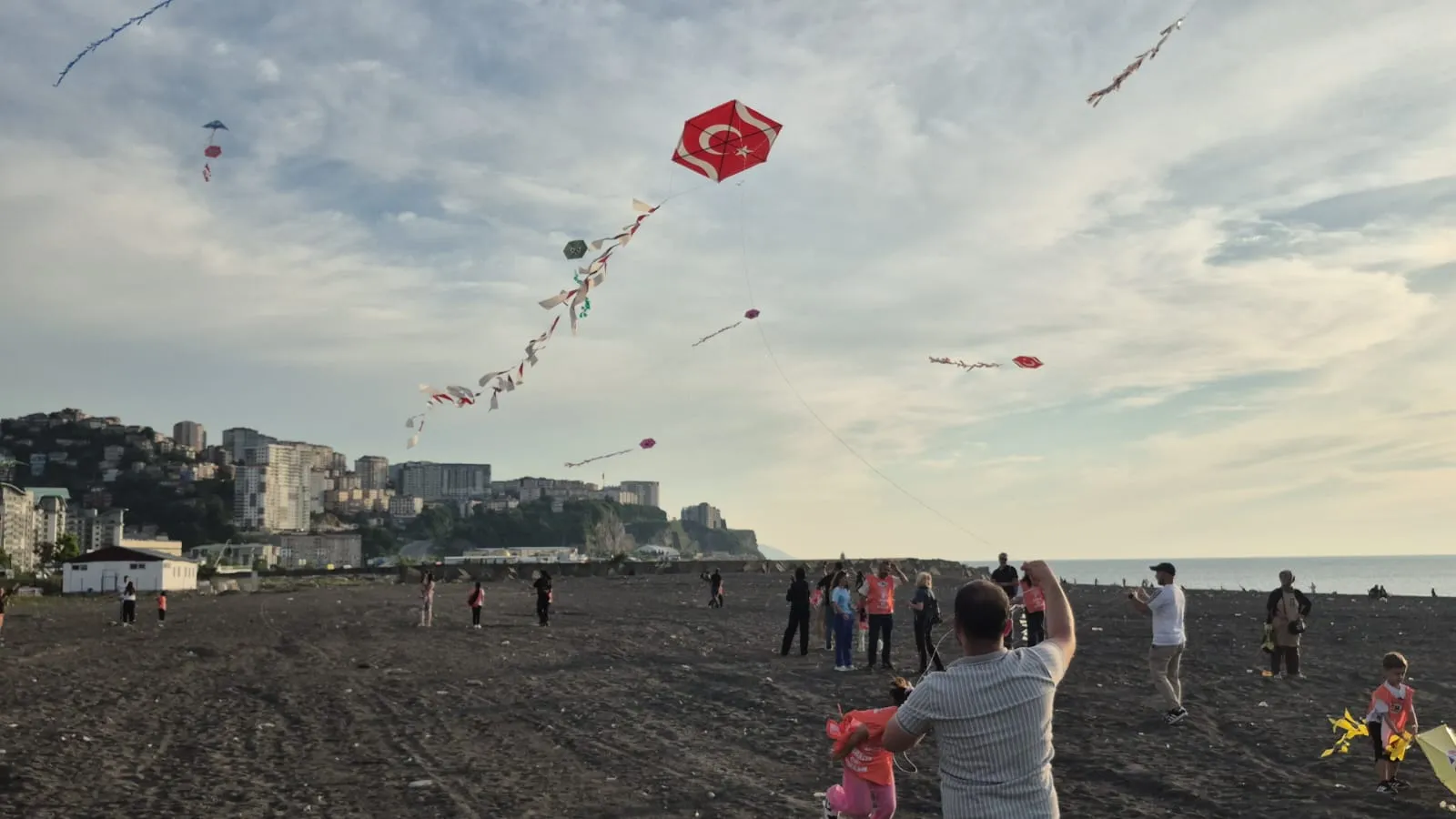 Zonguldak sahiline umut uçurtmalarıyla mesaj gönderdiler