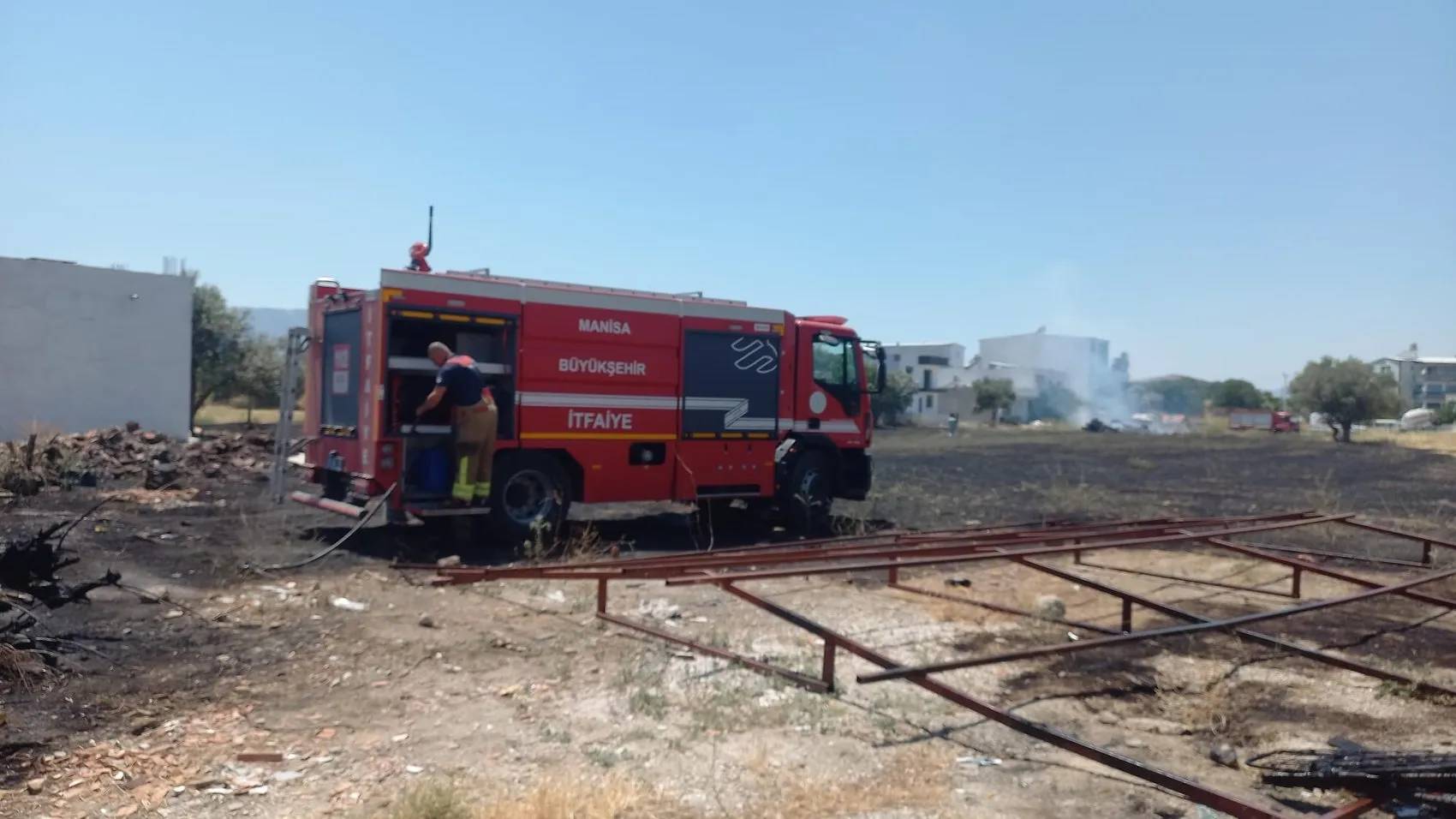 Manisa’da ot yangını kavgası Komşular birbirine girdi