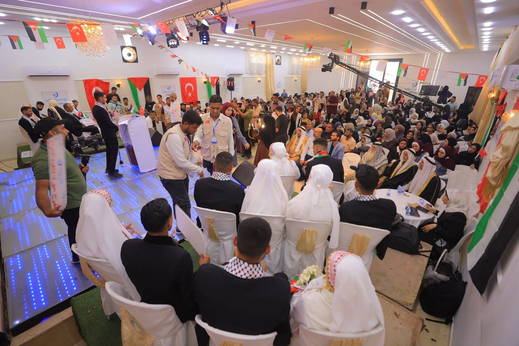 Gazze’de savaşın gölgesinde 10 çift için düğün yapıldı