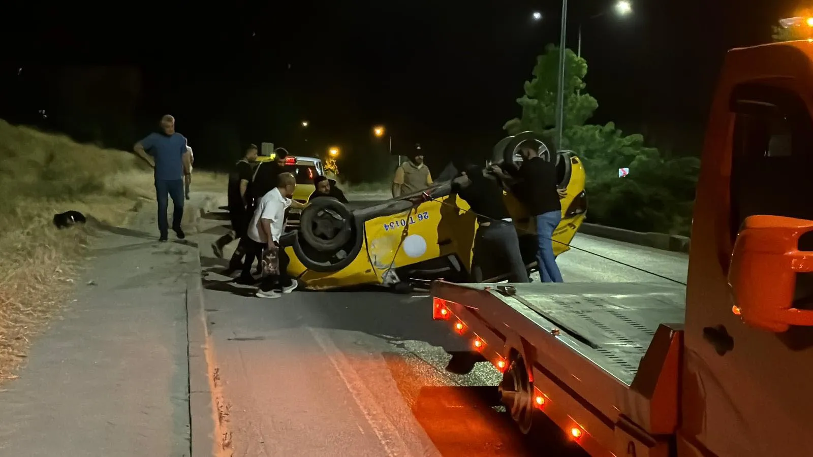 Eskişehir’de ticari araç kaldırıma çarparak devrildi