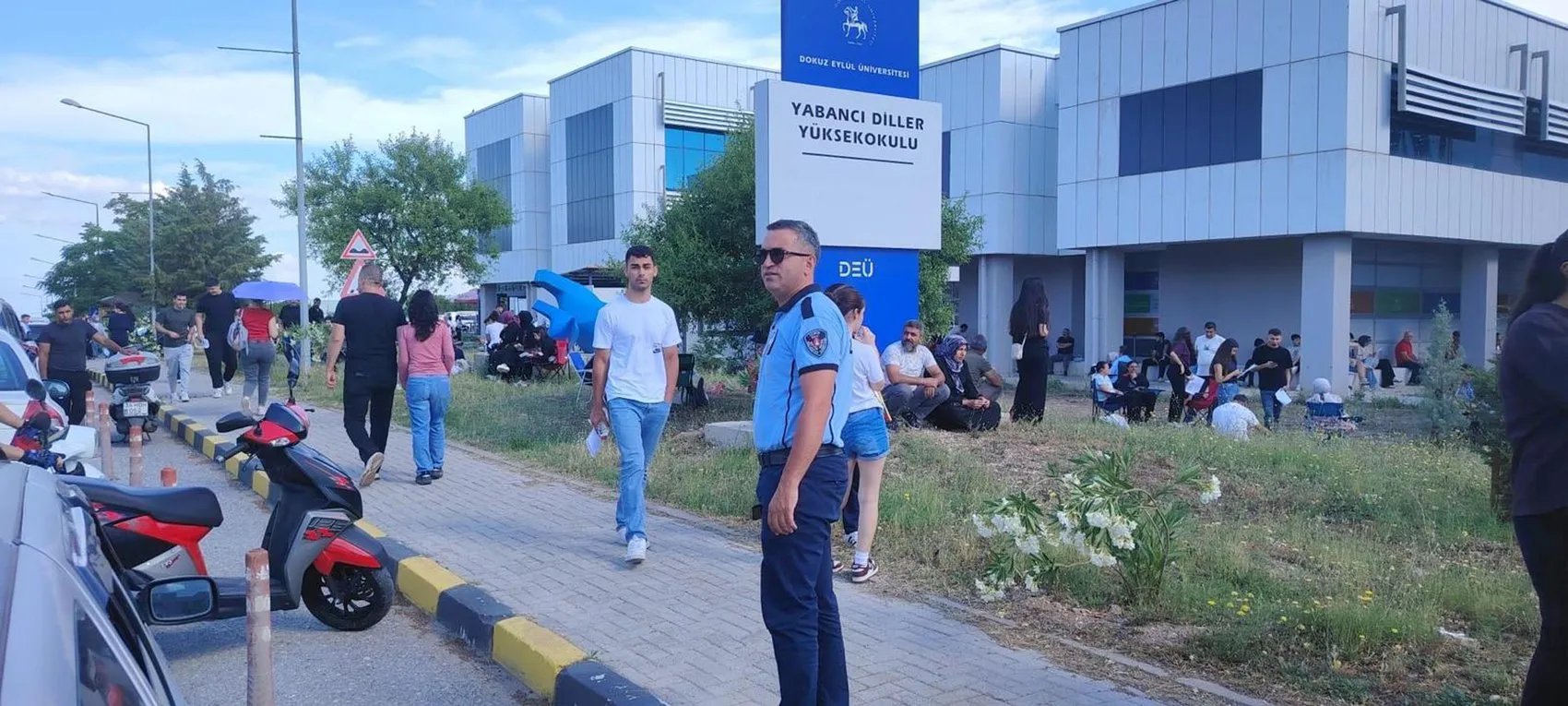 İzmir'de zabıta ekipleri sınava geç kalan öğrencilerin imdadına yetişti
