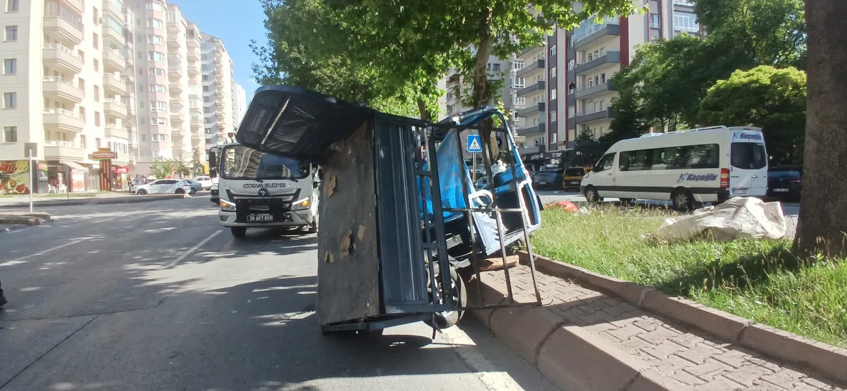 Kayseri Tuna Caddesi üzerinde otomobil ve elektrikli bisiklet kazası