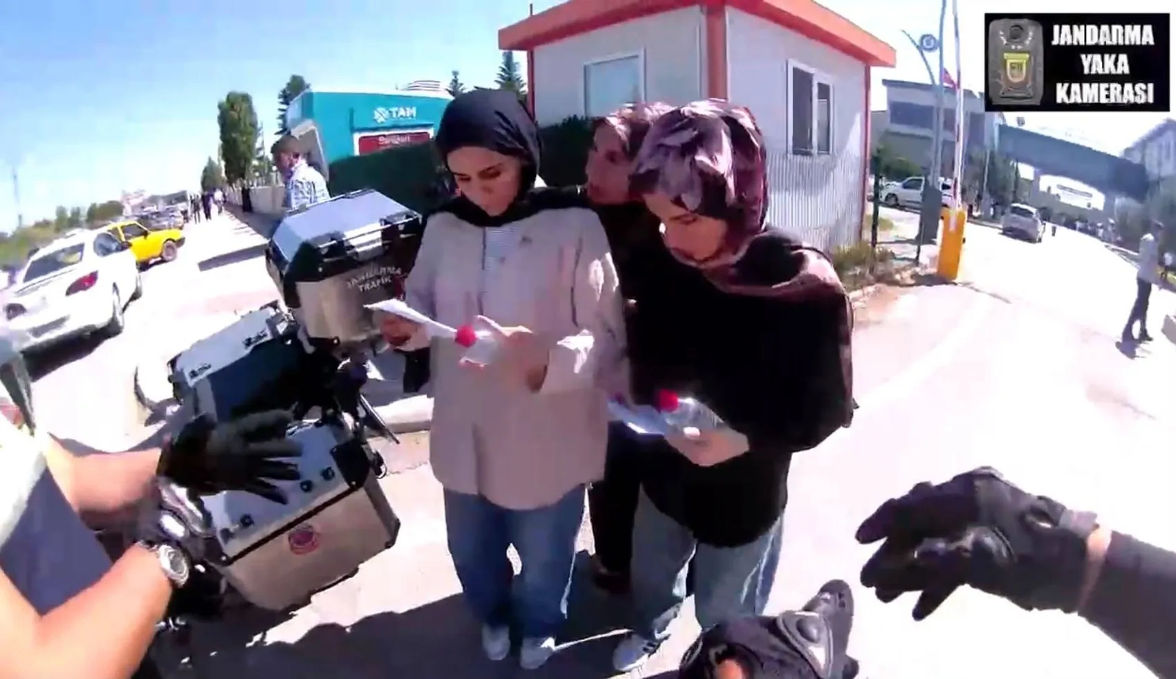 Malatya'da yanlış sınav merkezine giden öğrencileri jandarma motosikletle yetiştirdi