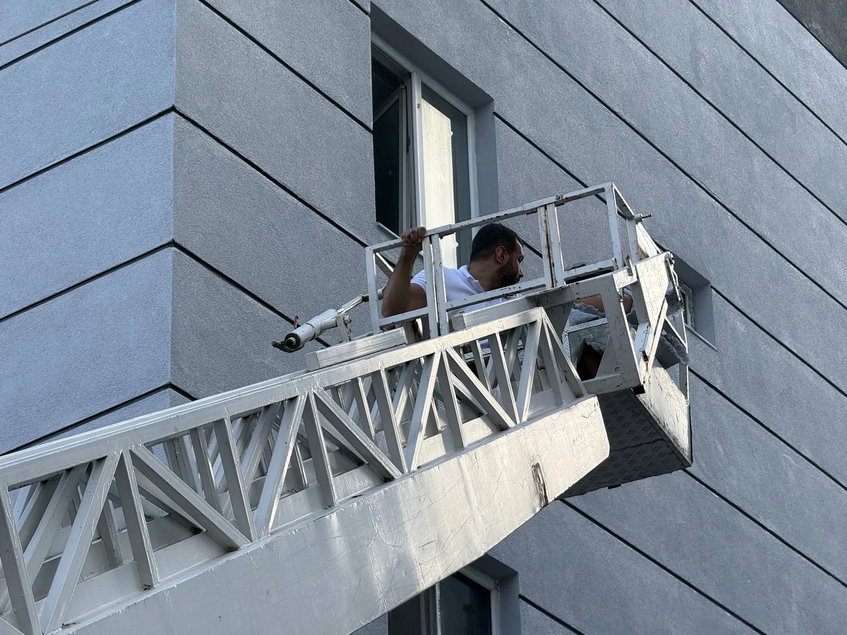 Antalya'da apartman yangını İki kişi pencerelerden kurtarıldı