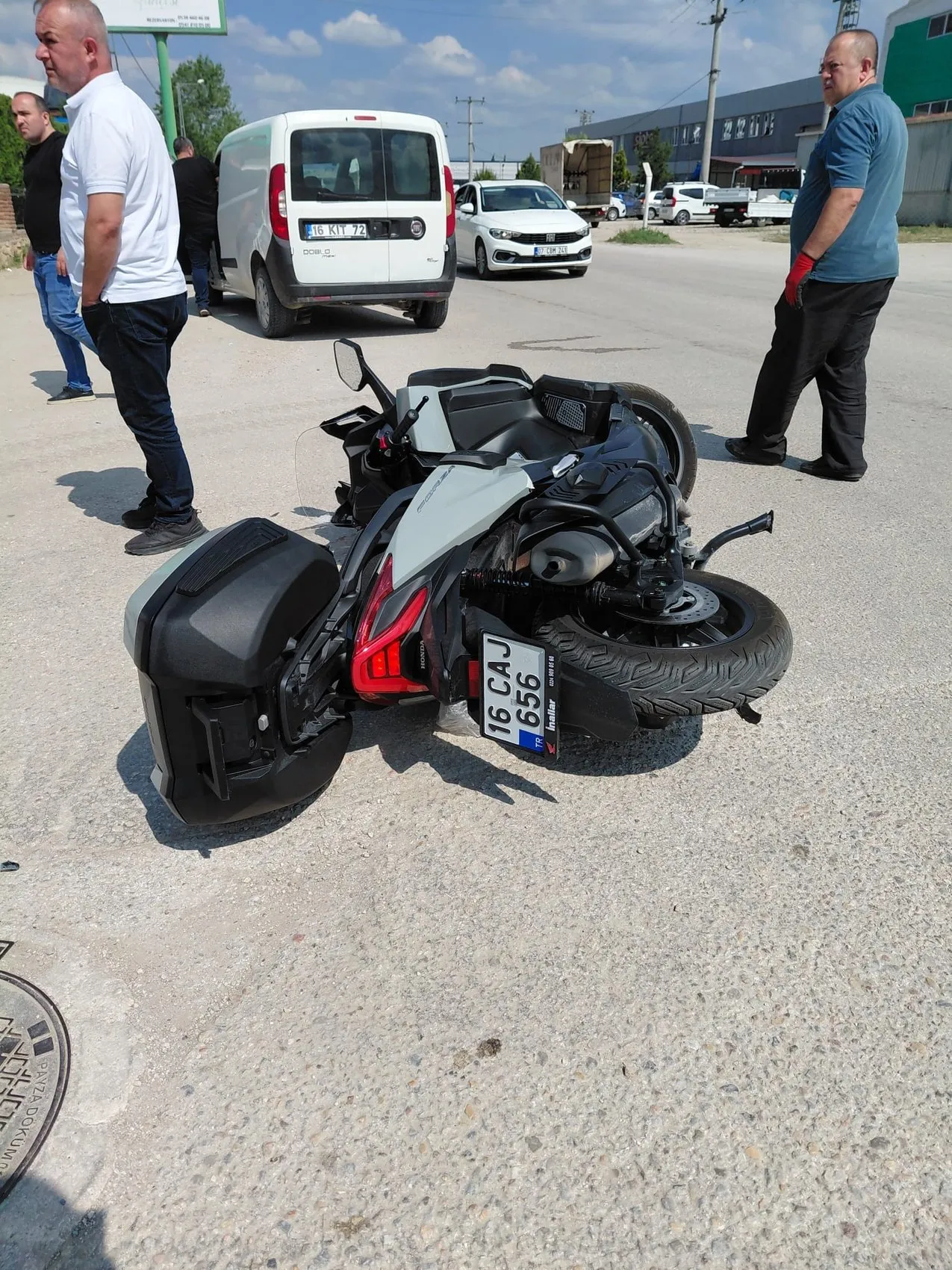 İnegöl'de kavşak kazası motosiklet sürücüsünü hastanelik etti