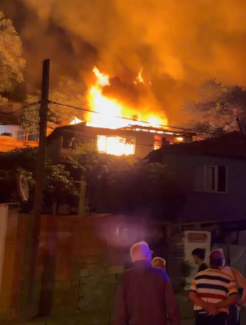 Gaziosmanpaşa'da gece yarısı çıkan yangın üç evi küle çevirdi