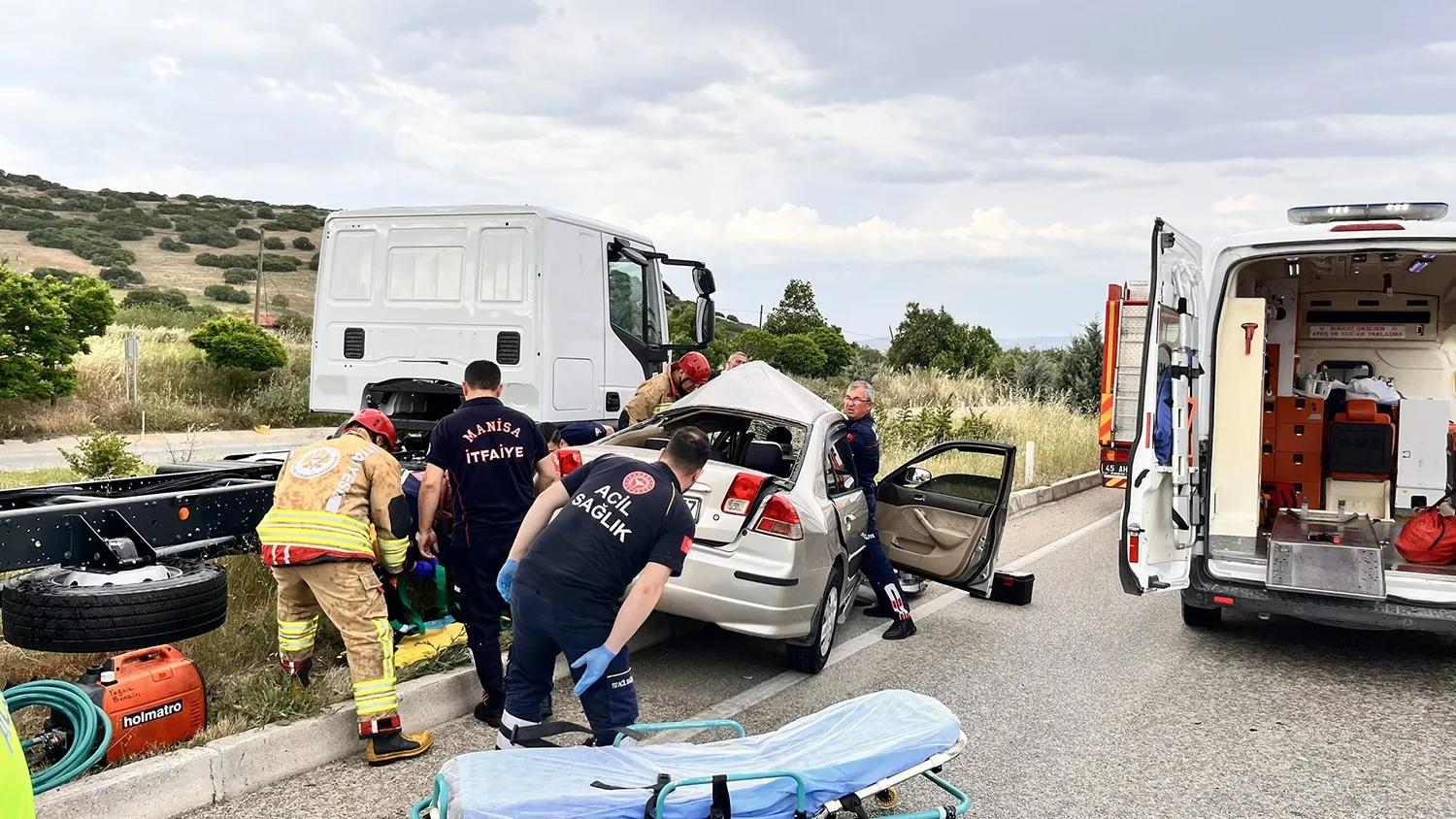 Manisa'da kavşak kazası Genç sürücü ağır yaralandı