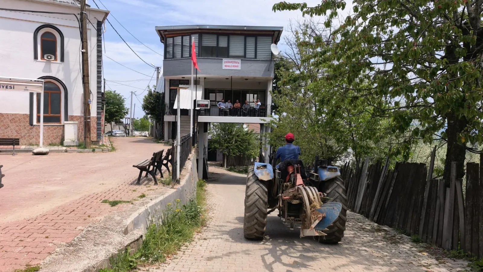 Bursa'da yolun üzerine kurulan 48 yıllık mahalle konağı