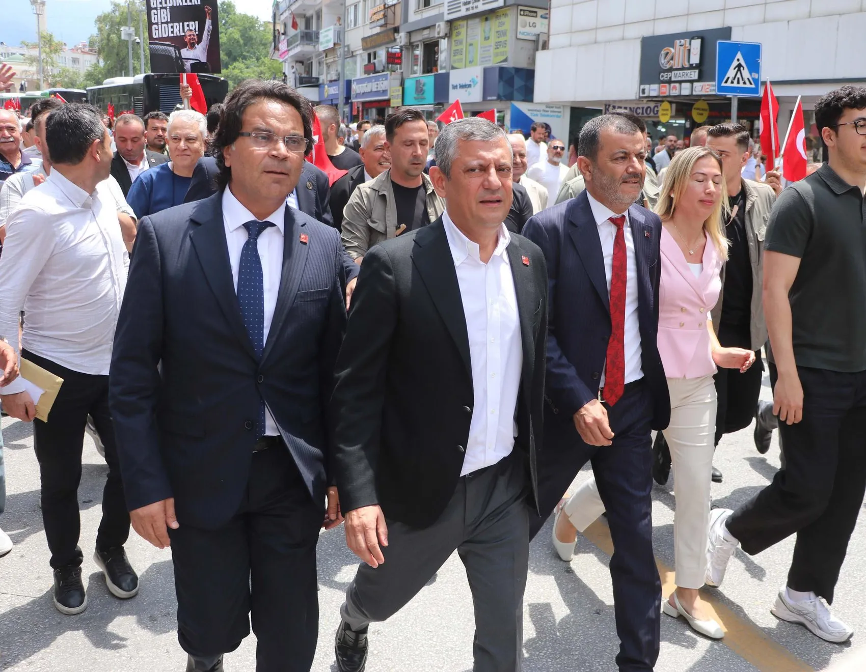 Özgür Özel'den miting otobüslerine el konulmasına tepki