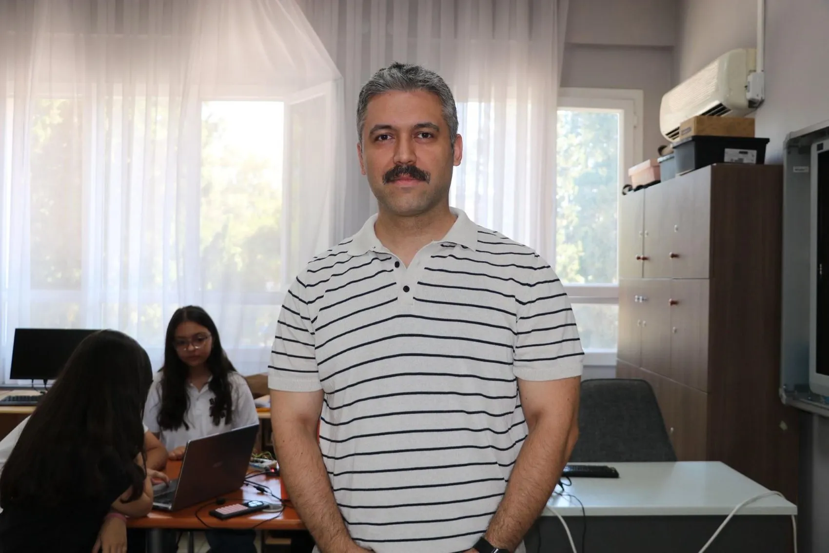 Çöpe gidecek parçalarla 200 kat büyüten mikroskop yaptılar