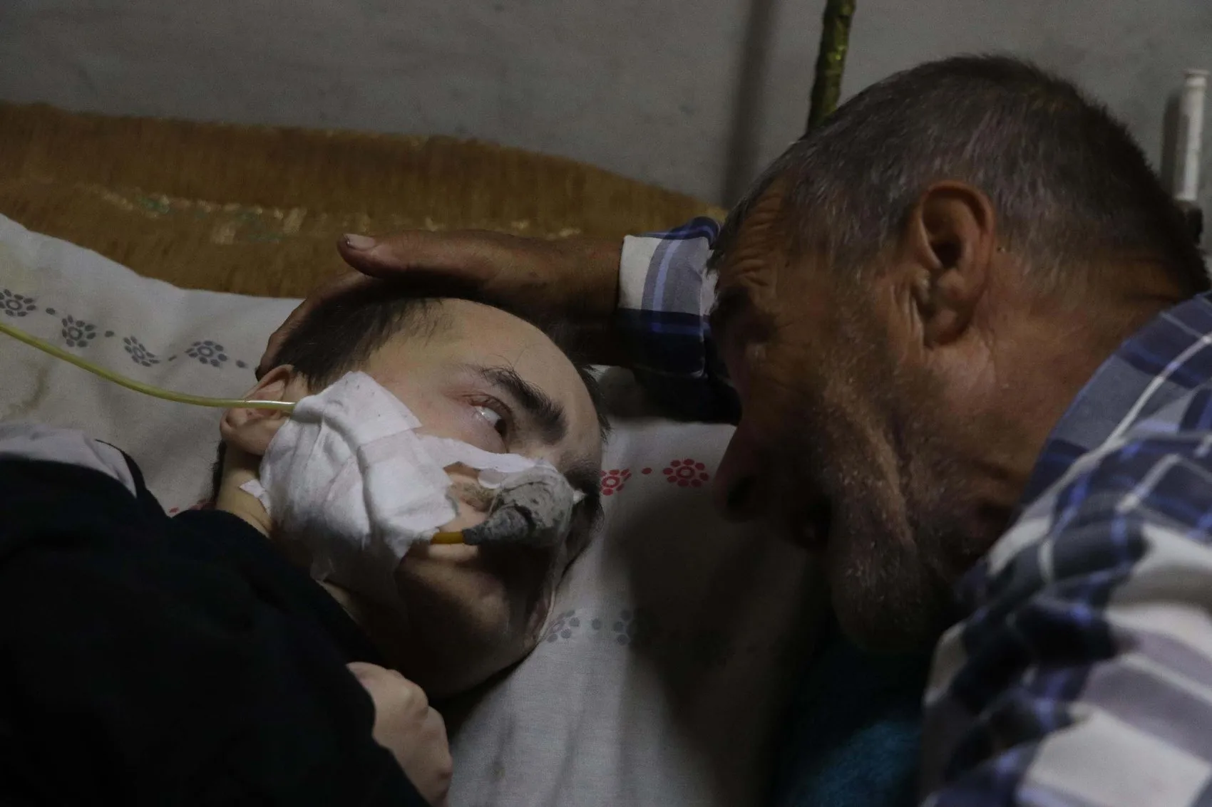 Manisalı baba 40 yıldır tek başına engelli oğluna bakıyor