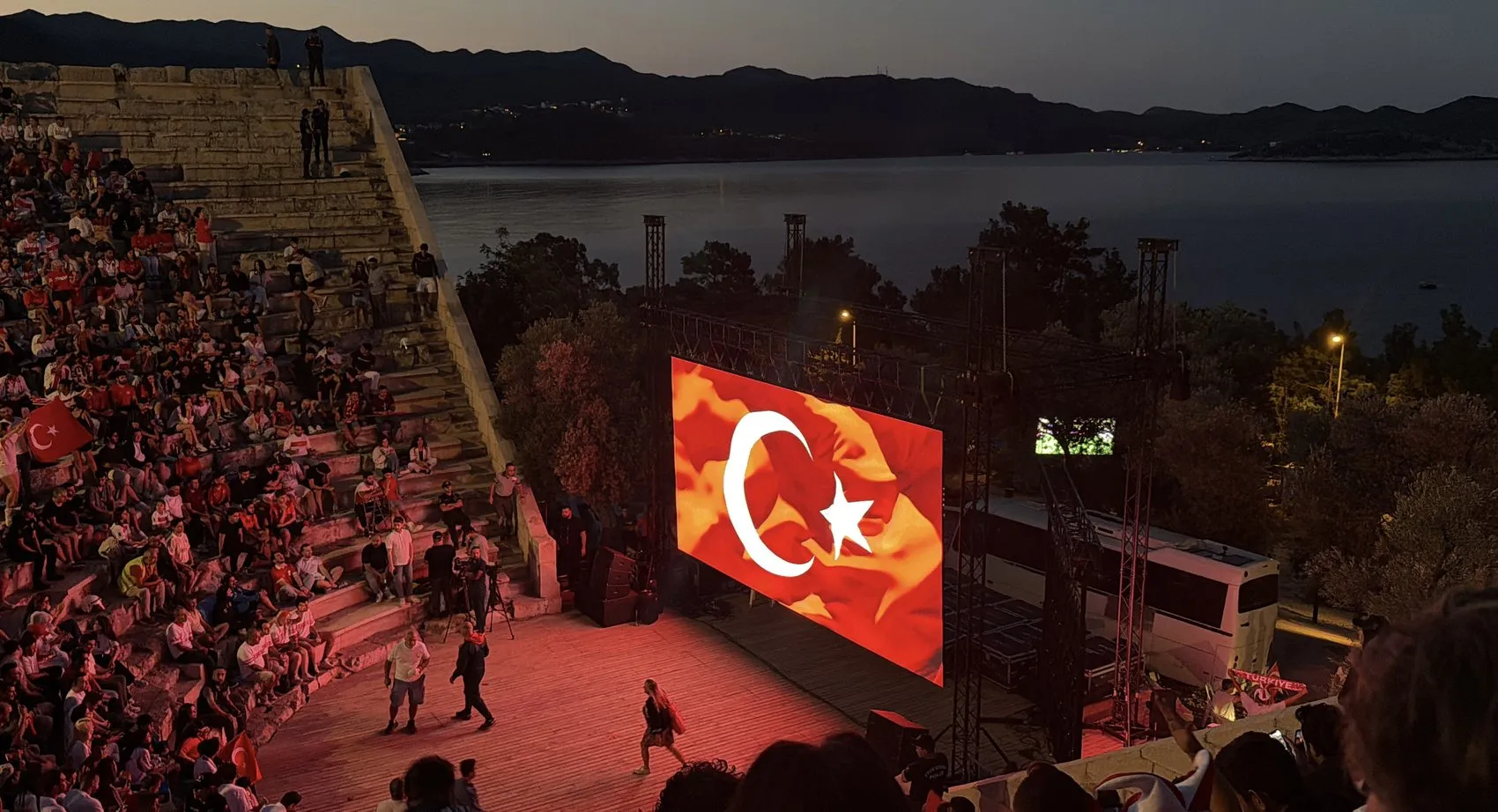 Kaşlılar milli maçı 2 bin yıllık antik tiyatroda izledi