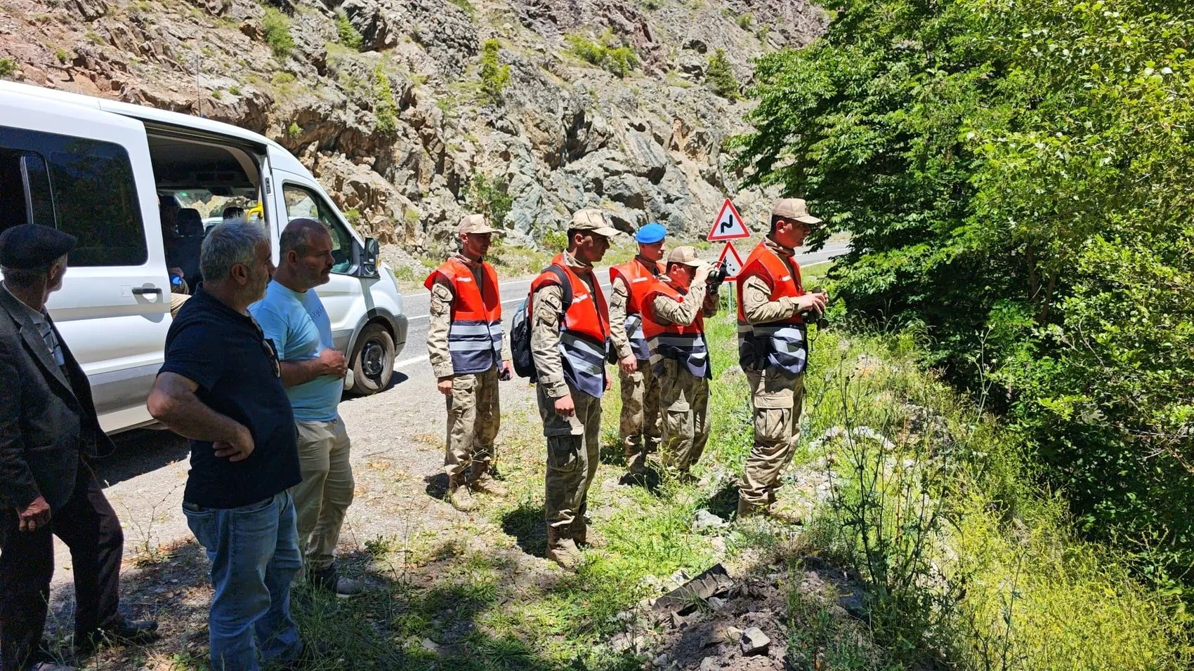 Artvin’de dereye uçan araçtaki baba ve oğul aranıyor
