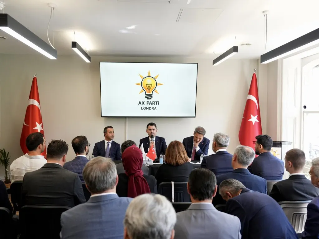 Bakanlar Kurum ve Bayraktar Londra’da teşkilatla buluştu