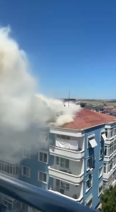 Silivri'de bir binanın çatısı alevlere teslim oldu