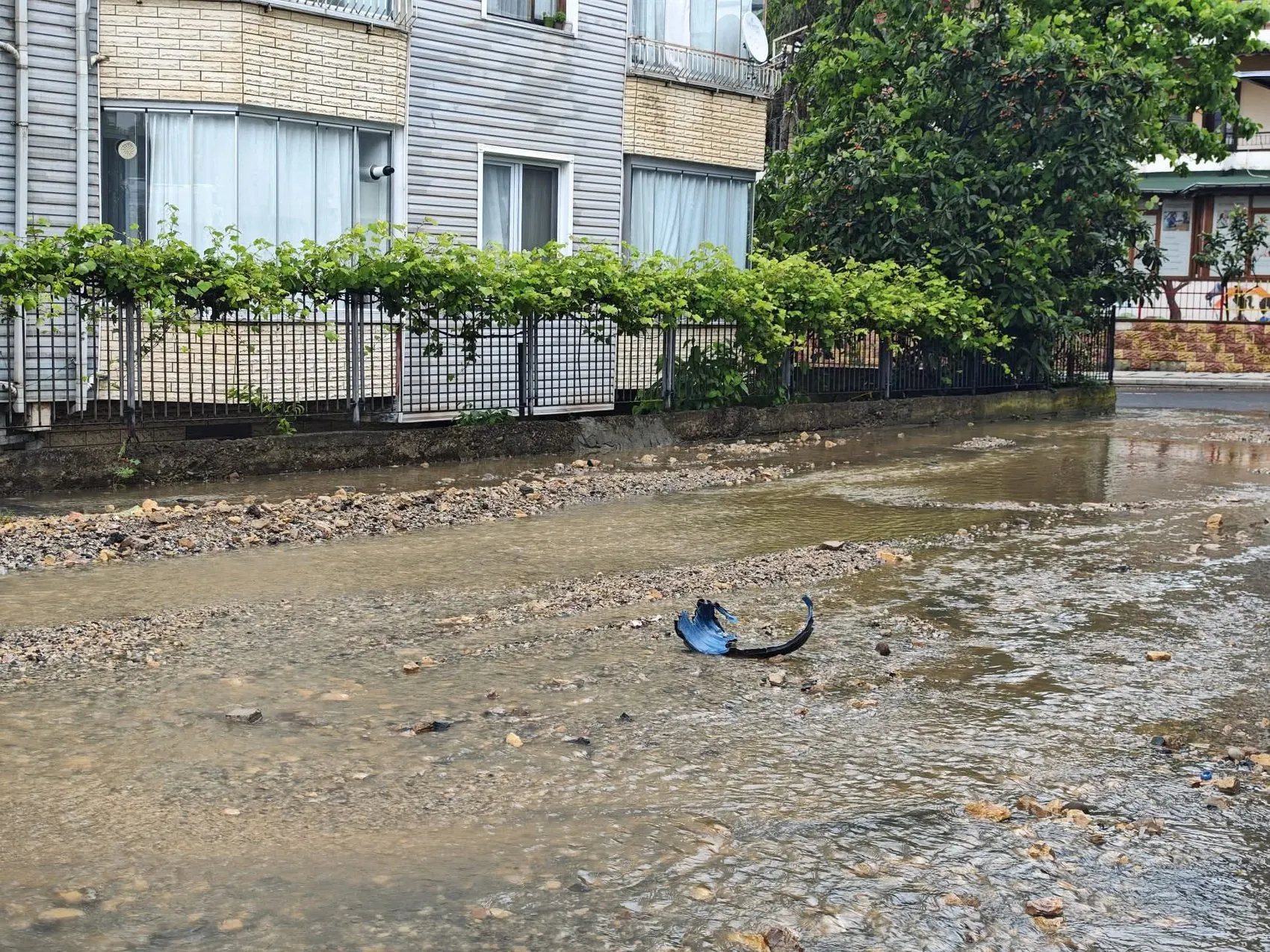 Ordu Ünye'de sağanak yağış cadde ve sokakları göle çevirdi