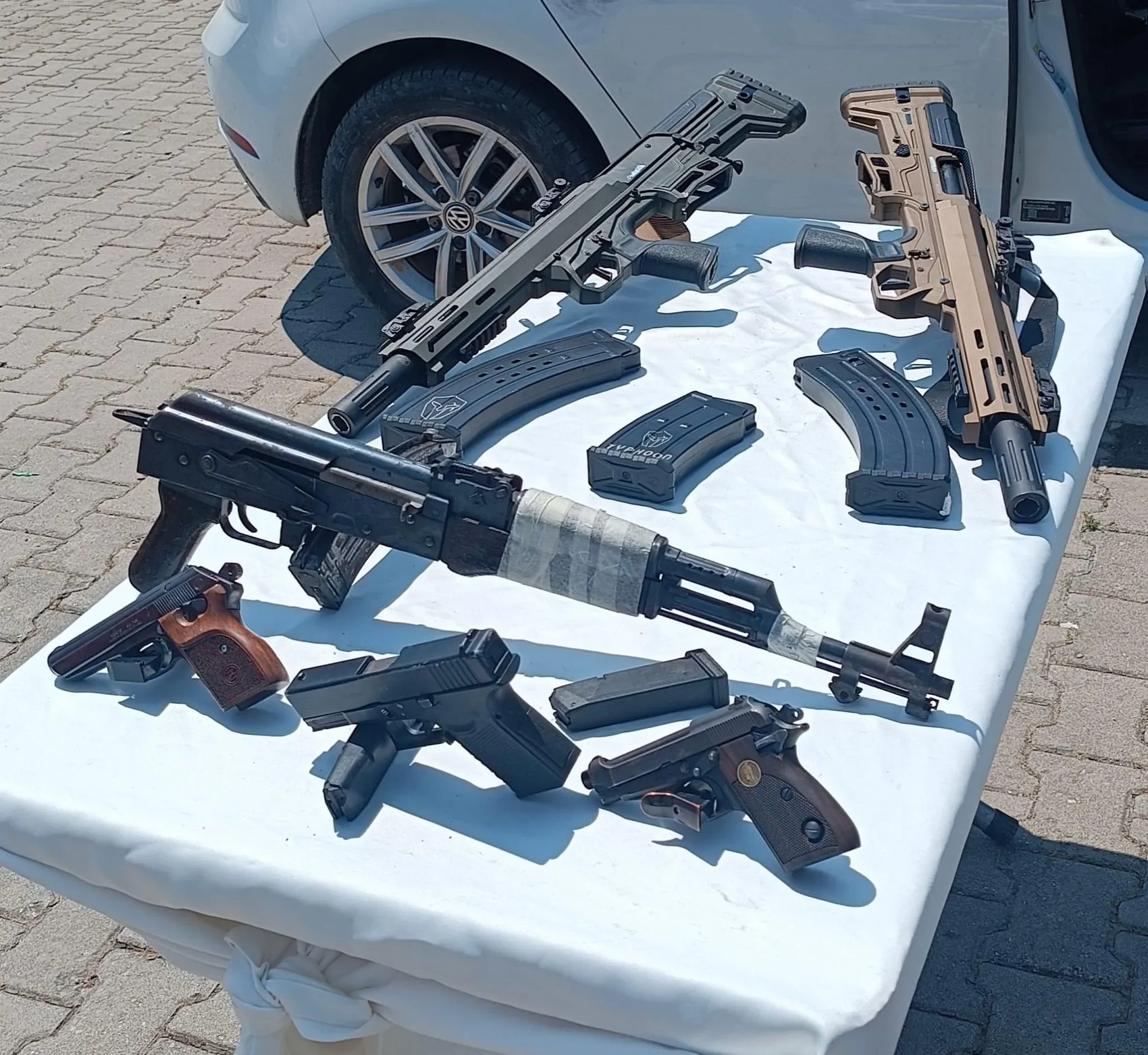 Osmaniye'de cezaevi önünde silahlı saldırı ve araç gaspı kamerada