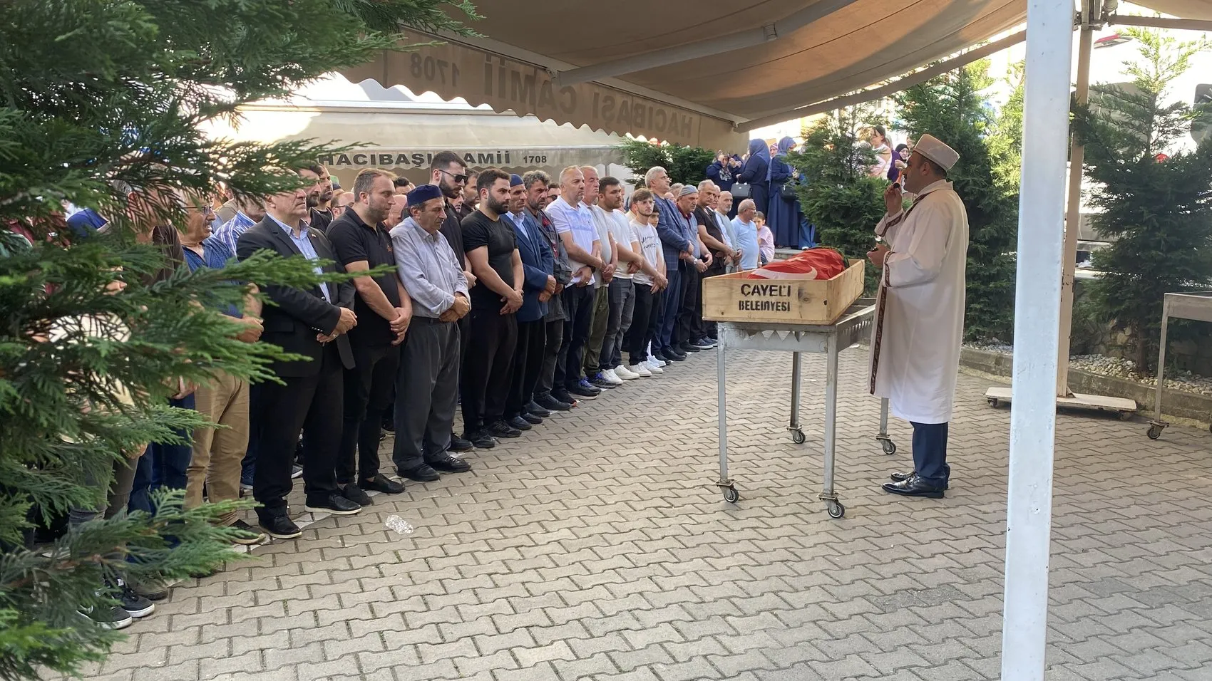 Rize’deki trafik kazasında hayatını kaybeden iki arkadaş defnedildi