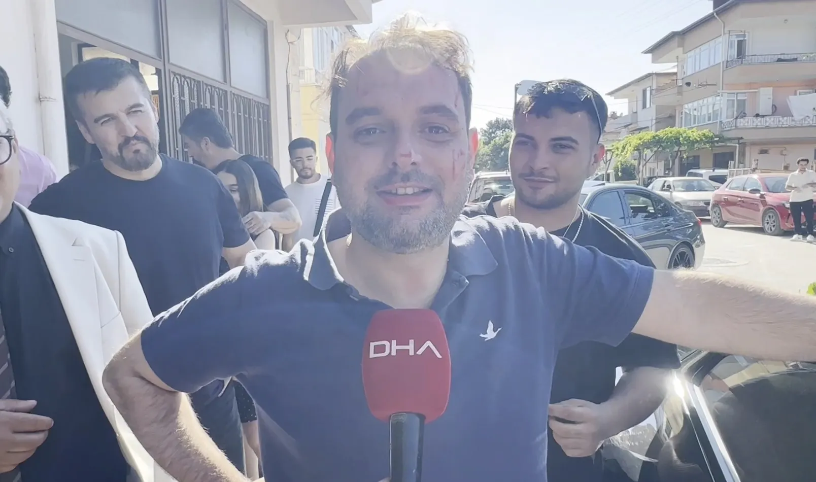İznik’te damada geleneksel şaka Sokak ortasında yıkadılar