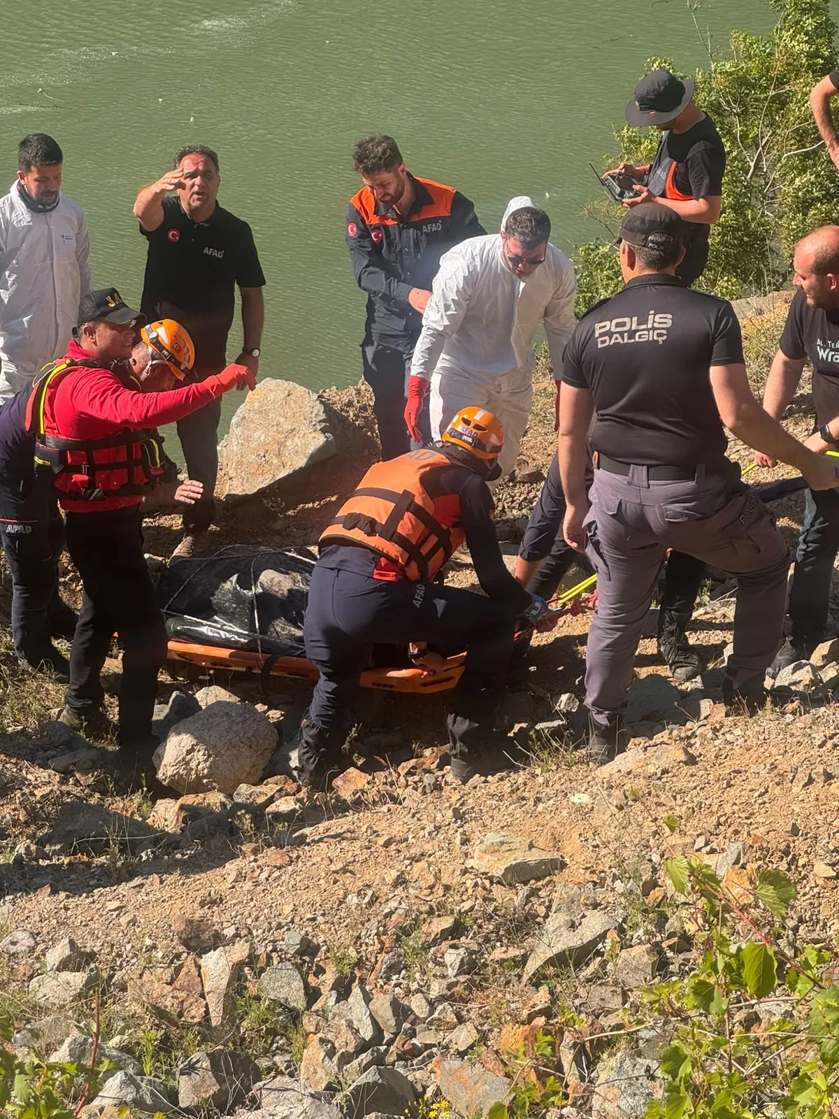 Artvin’de dereye uçan araçtaki oğlunun cenazesi bulundu