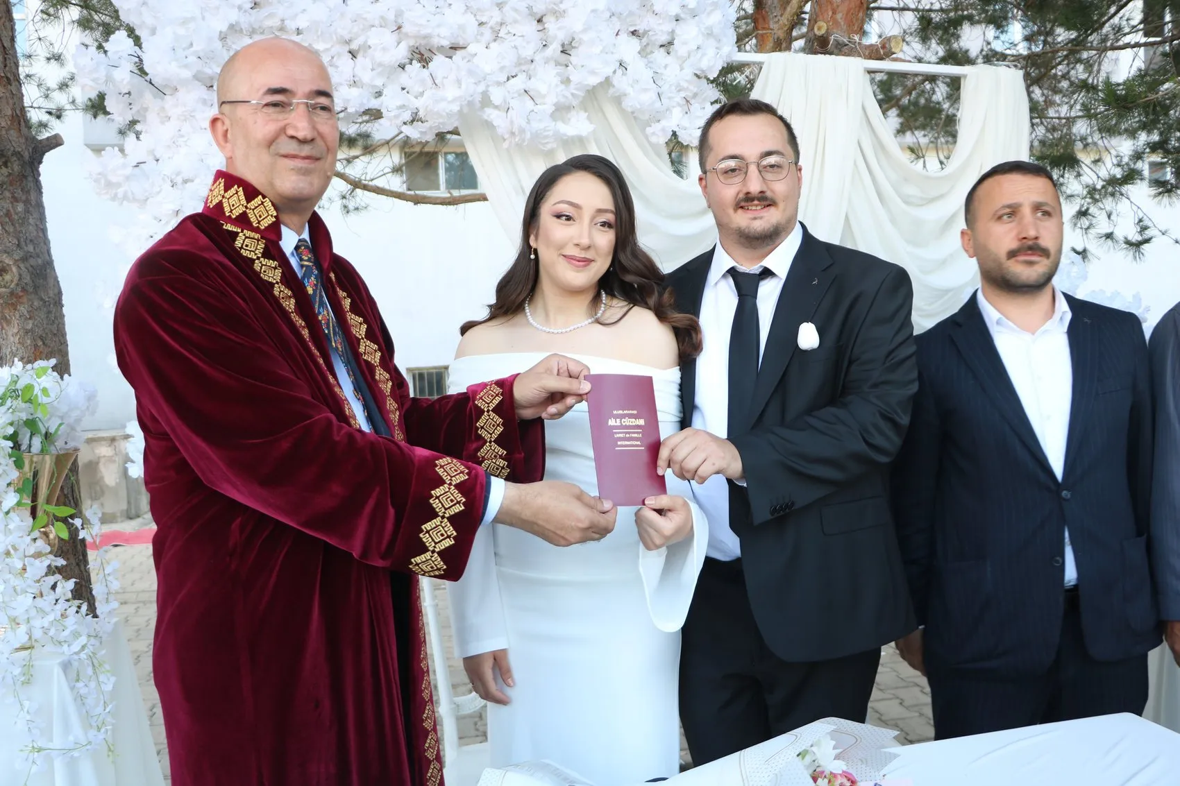 Yüksekovalı öğretmen çift nikah masasını okul bahçesine taşıdı