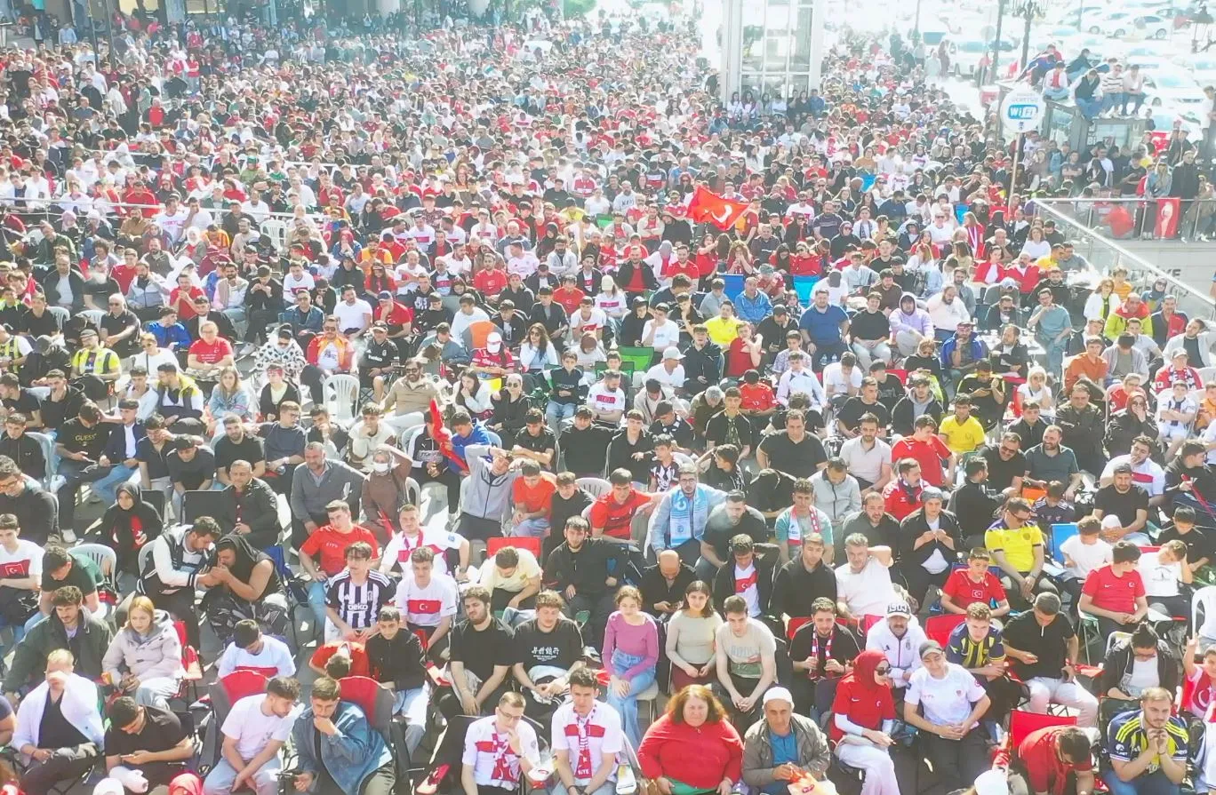 Keçiörenliler milli maç için sabahın ilk ışıklarıyla meydanda buluştu