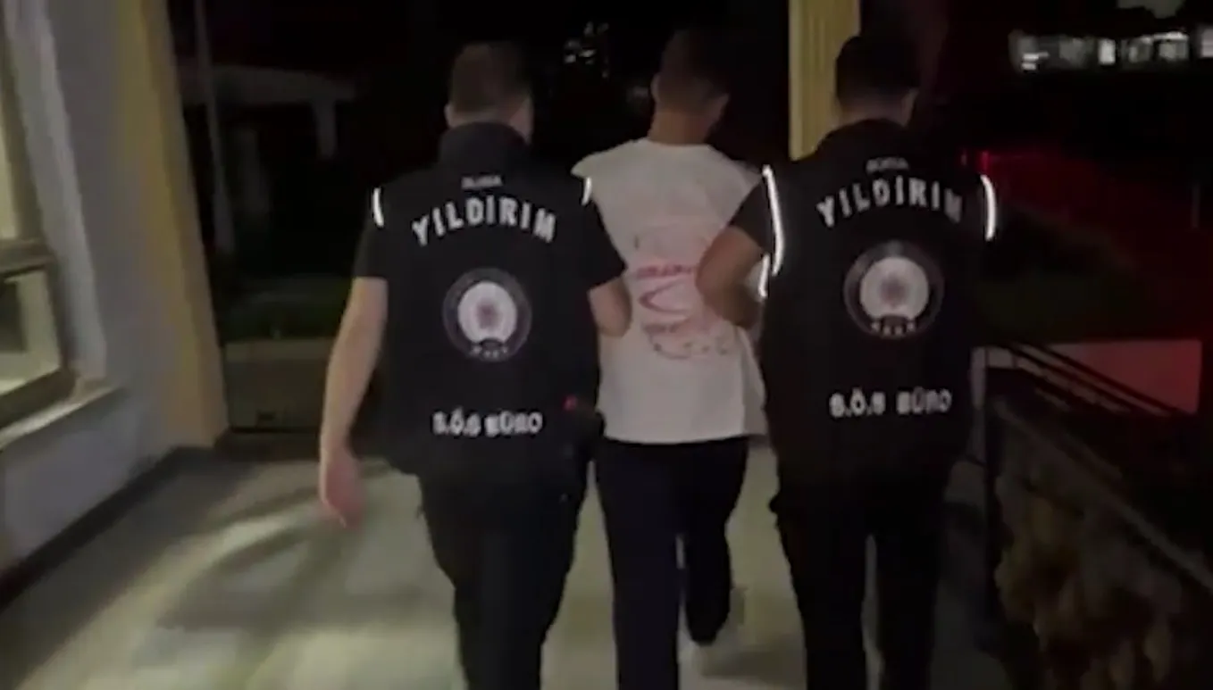 Bursa polisi uyuşturucu suçlusunu sokak aralarında kıskıvrak yakaladı