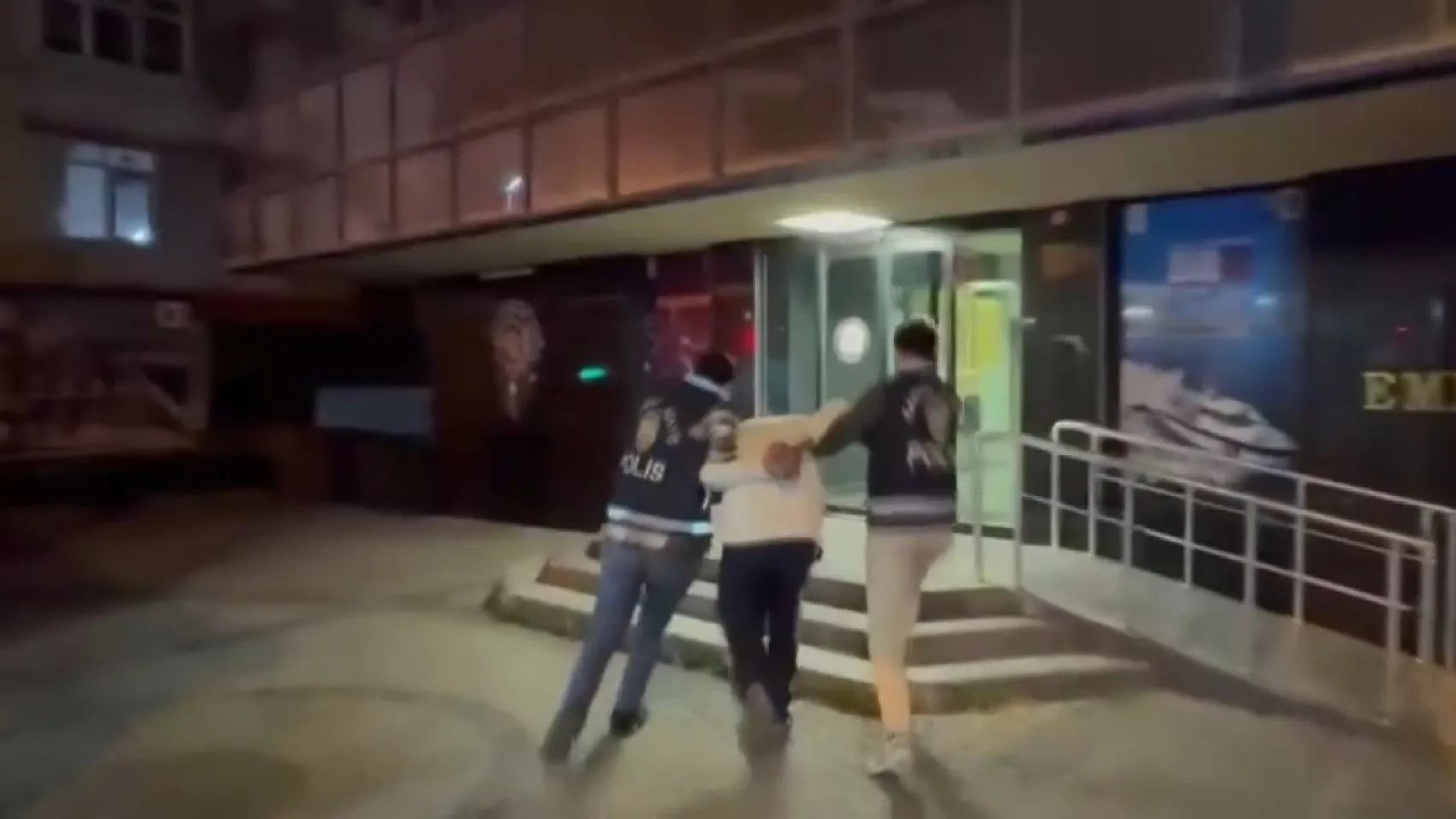 Kadıköy'de uyuşturucu operasyonu çatıda ve balkonda bitti