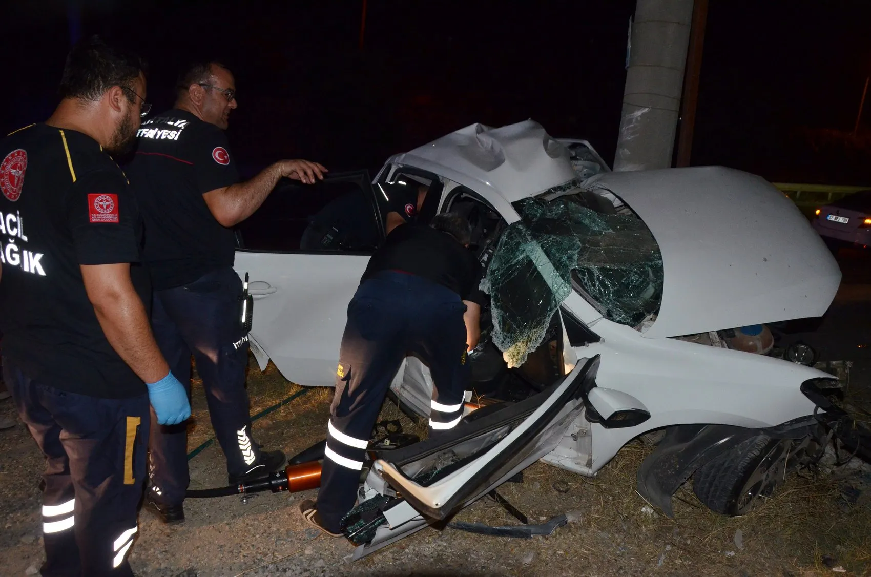 Serik’te direğe çarpan otomobilin sürücüsü hayatını kaybetti
