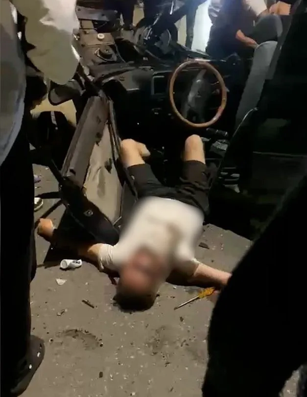 Samsun'da otomobil park halindeki araçlara daldı