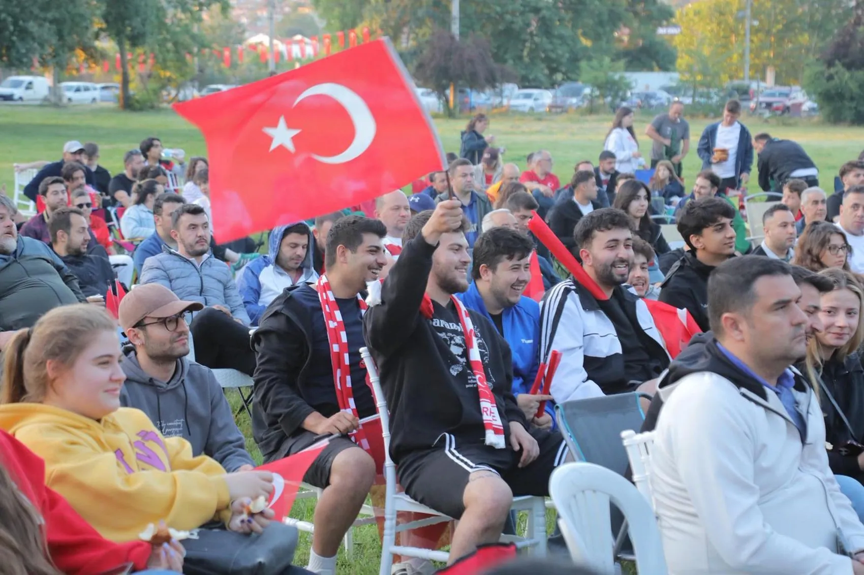 Edirne Sarayiçi'nde dev ekran milli maç buluşması