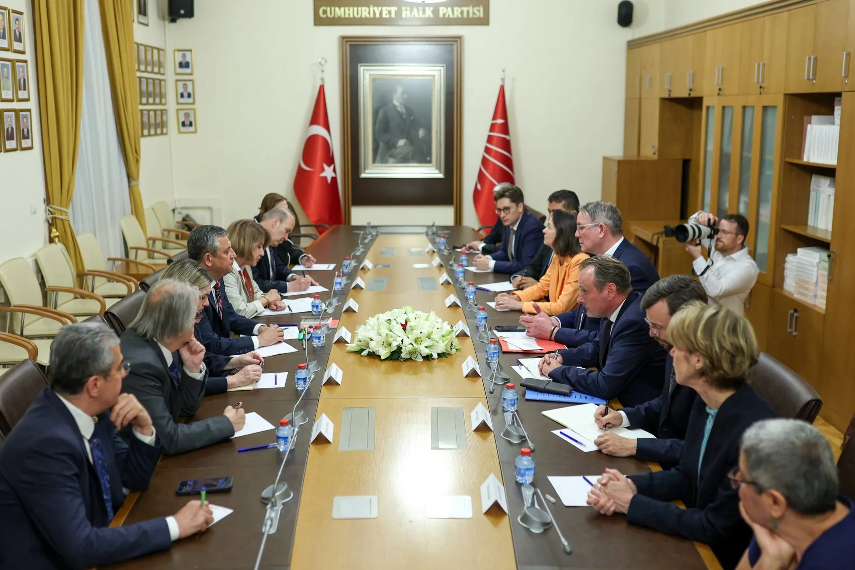 Özgür Özel Alman heyetiyle CHP içindeki kriz sürecini konuştu