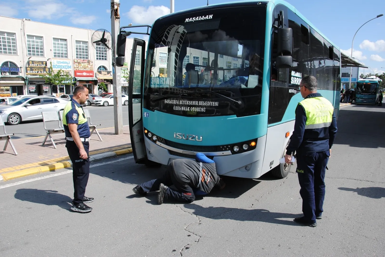 Şanlıurfa’da otobüslerin havalı kornaları silindirle ezildi