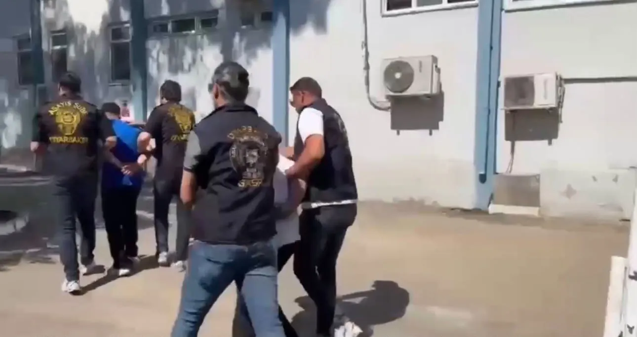 Diyarbakırda banka şubesine gece yarısı ateş açan iki şüpheli yakalandı