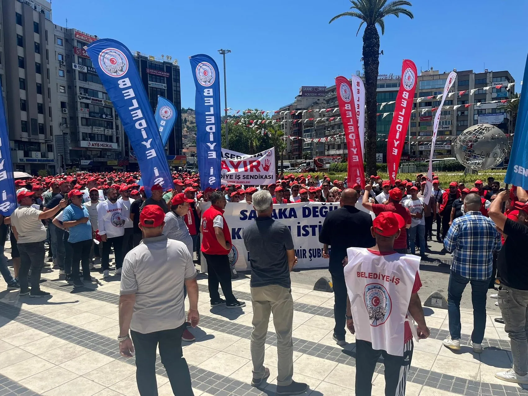 İzmir Büyükşehir Belediyesi çalışanları toplu sözleşme için sokağa indi