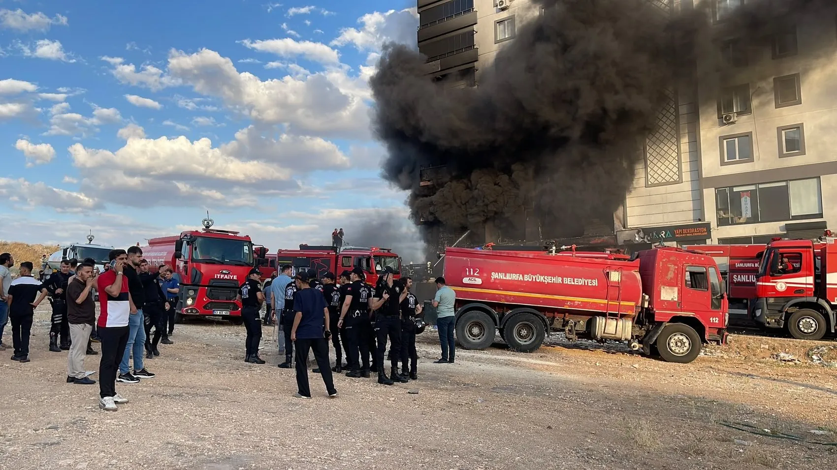 Şanlıurfa'da 10 katlı binanın altında korkutan yangın