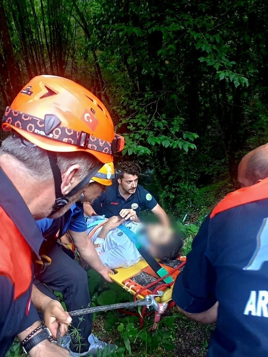 Yalova'da 30 metrelik vadiye uçan motosikletliyi ekipler kurtardı