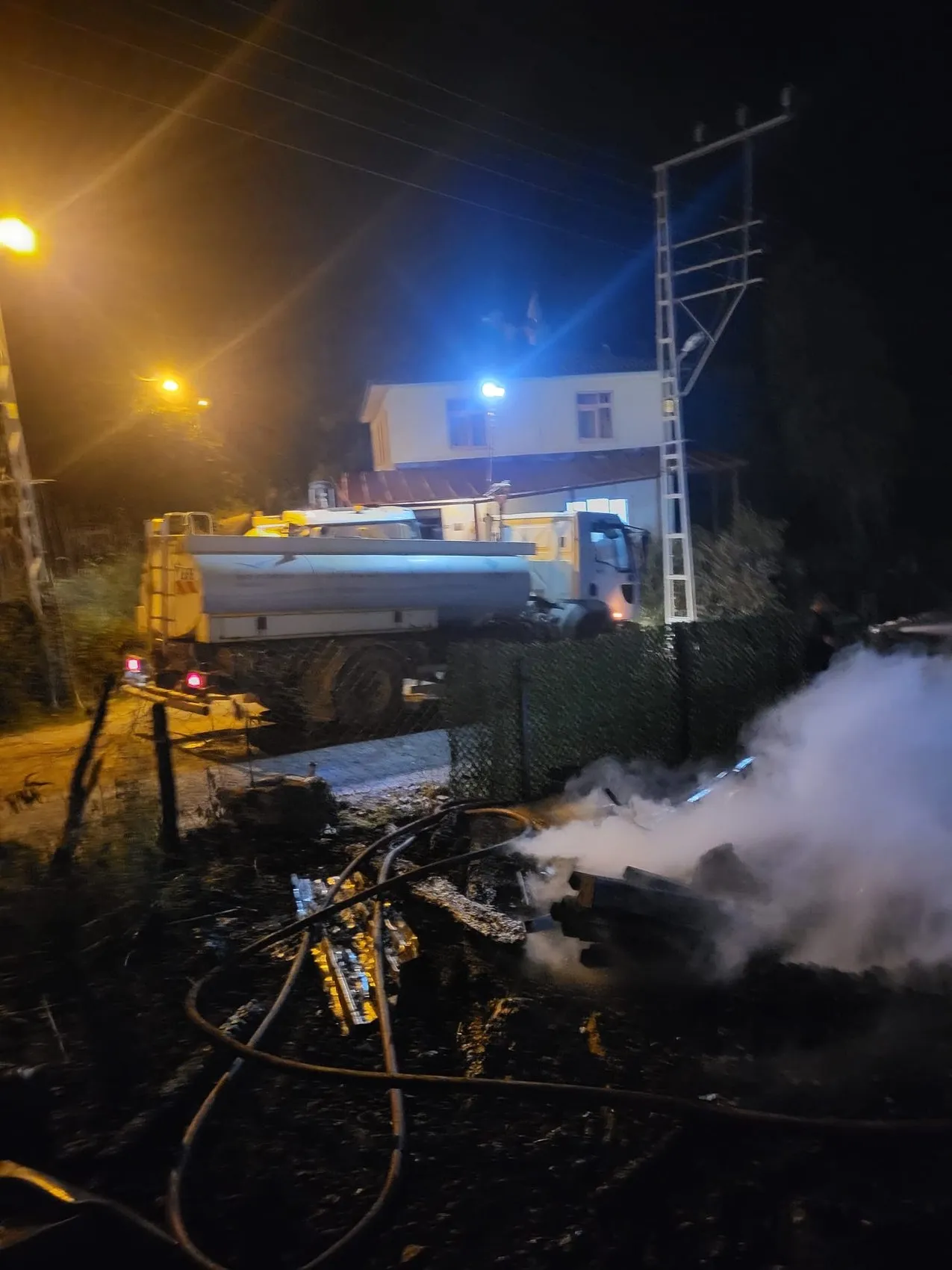 Bartın'da asırlık ahşap ev küle döndü