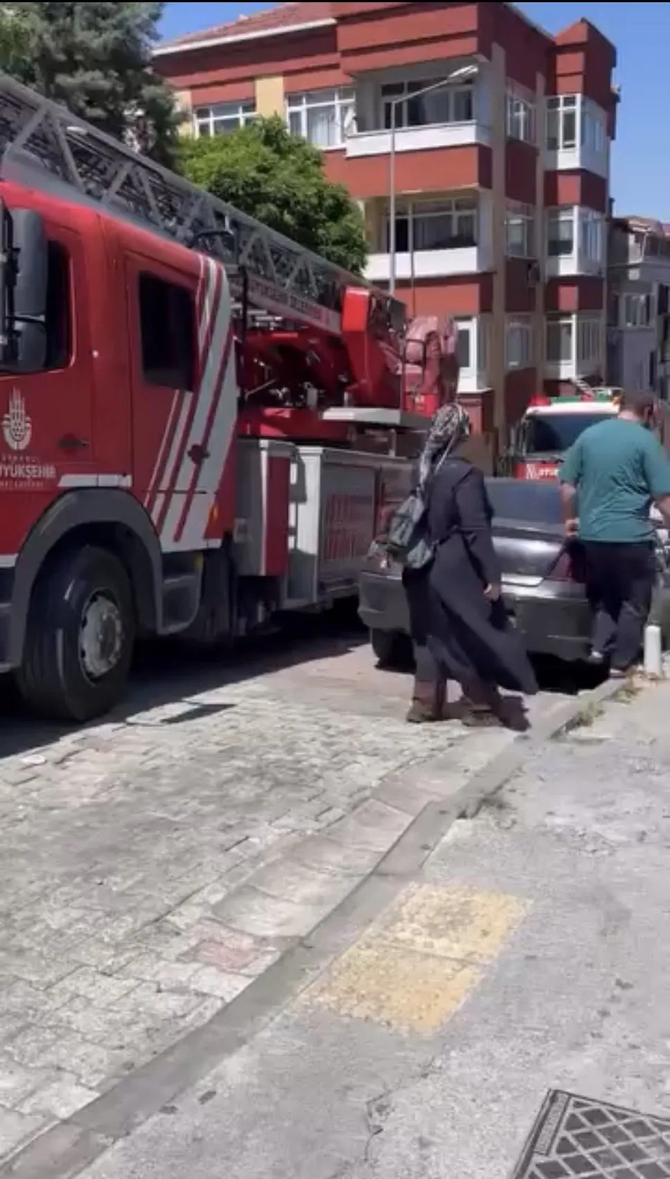 Kağıthane'de ev yangını Derin dondurucu küle döndürdü